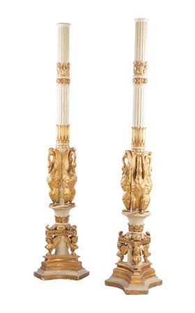 Coppia di grandi torcieri in legno laccato e dorato, Italia XIX secolo Basi...