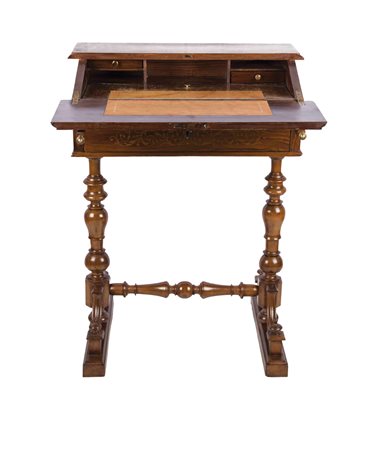 Piccolo mobile scrittoio in legno di noce, intarsiato con legni di frutto,...