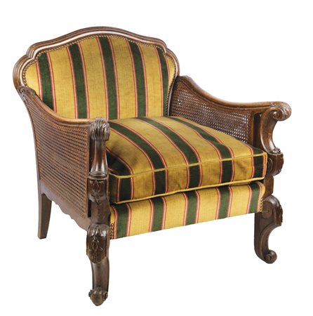 Salotto composto da Divano e due Poltrone in legno di noce. Gambe e braccioli...