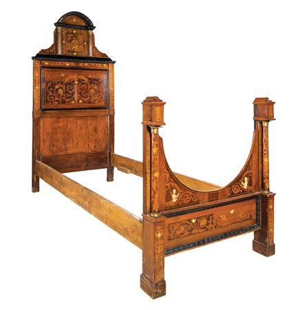 Letto Lastronato in noce ed intarsiato a girali e volute in varie essenze di...