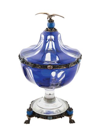 Coppa con coperchio in cristallo bianco e blu e metallo argentato, XIX secolo...