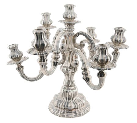 Candeliere in argento sbalzato a sette fiamme in stile settecentesco. Bolli...