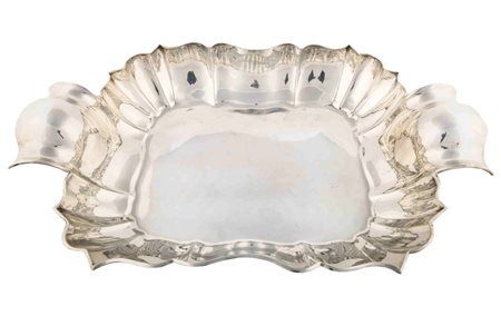 59 Centrotavola in Argento di forma rettangolare con bordo mistilineo e...