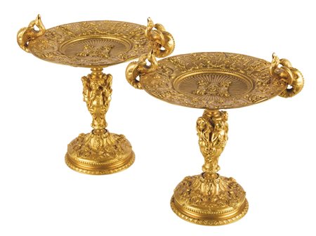 Coppia di eleganti alzatine in bronzo dorato decorate sul piano, figure...
