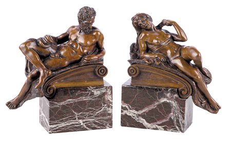 Coppia di sculture in bronzo con basi in marmo colorato raffiguranti il...