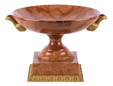 Coppa in marmo rosso Verona Base e manici in bronzo. Misure cm 20 x 25.5