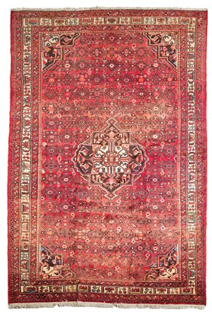 Tappeto Persiano Fondo rosso decorato a motivi geometrici. Difetti. Misure cm...