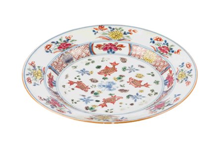 Piatto in porcellana Cina Decoro policromo con pesci al centro e motivi...