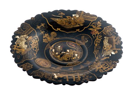 Coppia di alzatine in lacca, Giappone fine XIX secolo raffiguranti scene di...