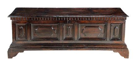 Cassapanca in legno di noce, Toscana XVII secolo Fronte con due formelle...