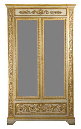 Mobile a Vetrina in stile neoclassico in legno laccato ed intagli dorato....