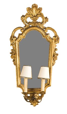 Coppia di ventoline in legno intagliato e dorato Decoro a volute ed elementi...