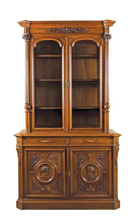 Credenza a doppio corpo fine XIX secolo in legno di noce caratterizzata da...