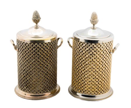 Coppia di Glacette con coperchio Struttura in metallo lavorato a motivi...