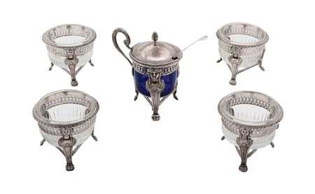 Lotto di QUATTRO salierine ed una mostardiera in argento e vetro, Inghiterra...