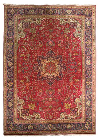 Tappeto Persiano Fondo rosso con decori nei toni del blu e del bianco....