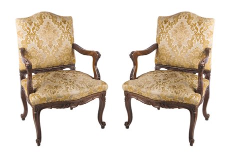 Coppia di poltrone in noce stile Luigi XV Schienali e sedute imbottite,...