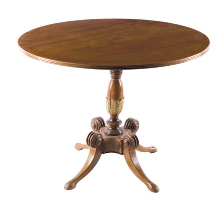 Tavolo tondo in Noce sorretto da fusto centrale con quattro gambe a ricciolo....