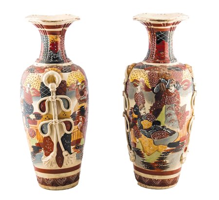 Coppia di vasi Satsuma decorati con personaggi giapponesi Altezza cm 48