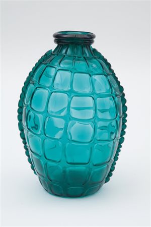 UN VASO IN VETRO SOFFIATO, Murano anni '20. Altezza cm 37.