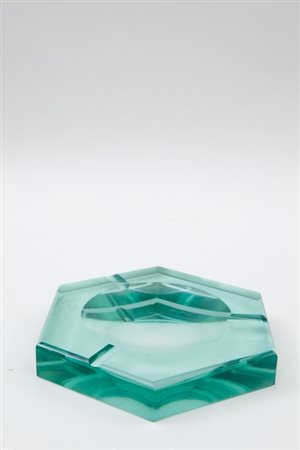 UN POSACENERE IN CRISTALLO MOLATOAltezza cm 3,5, diametro 22,5.