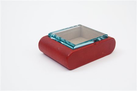 UNA SCATOLA, anni '40. Legno rivestito in pelle, interno rivestito in...