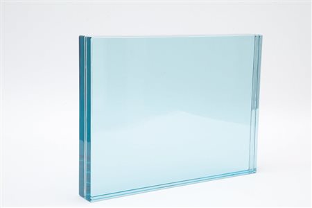 UN PORTARITRATTI, anni '60. Cristallo molato. Cm 32 x 23,5 x 4.