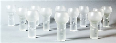 UN INSIEME DI 10 BICCHIERI, anni '60. Cristallo massiccio satinato con...