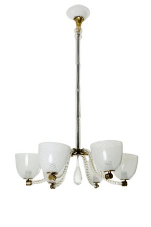UN LAMPADARIO, anni '30. Ottone, cristallo, vetro reticello. Altezza cm 112,...
