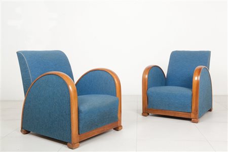 DUE POLTRONE, anni '30. Strutture in legno, imbottiture rivestite in tessuto,...