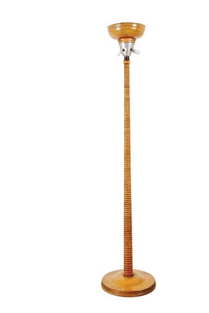 UNA LAMPADA DA TERRA, anni '30. Legno di acero tornito. Altezza cm 178.