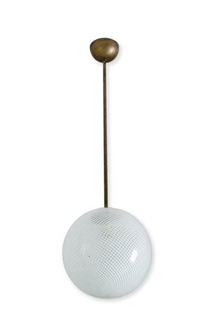 DUE LAMPADE A SOSPENSIONE, anni '40. Ottone, vetro reticello. Altezza cm 100,...