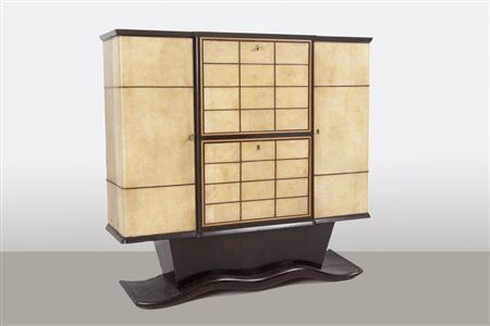 UN MOBILE-BAR, anni '40. Legno impiallacciato tinto all'anilina, legno...