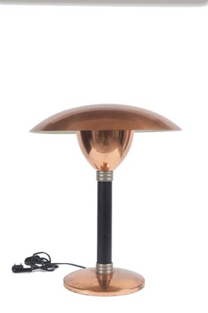 UNA LAMPADA DA TAVOLO, anni '40. Rame, ottone nichelato, ottone ossidato...