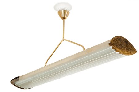 UN LAMPADARIO, anni '50. Ottone, cristallo curvato con registri satinati,...