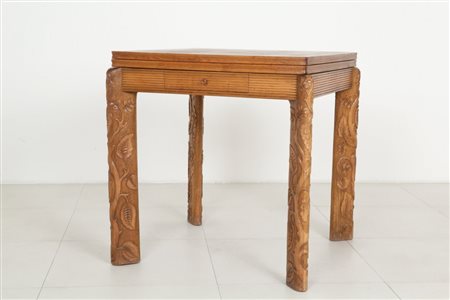 UN TAVOLO, anni '40. Legno di rovere con piano estensibile a libro e gambe...