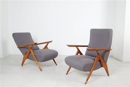 DUE POLTRONE RECLINABILI, anni '50. Legno di faggio, imbottiture rivestite in...