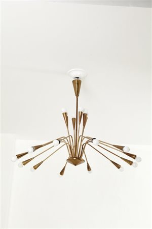 UN LAMPADARIO, anni '50. Ottone. Altezza cm 75, diametro cm 100.