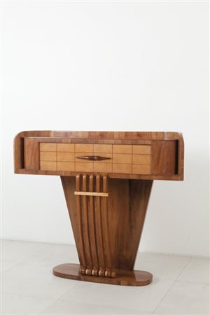UNA CONSOLE, anni '40Legno impiallacciato in noce e acero. Cm 98 (h) x 116 x 30.