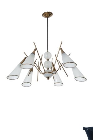 UN LAMPADARIO, anni '50. Ottone, vetro satinato. Altezza cm 86, diametro cm 88.