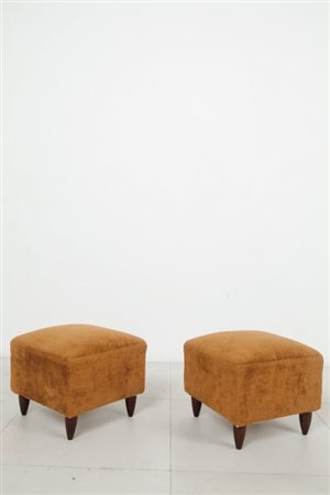 DUE POGGIAPIEDI, anni '50. Struttura e gambe in legno, imbottiture Rivestite...