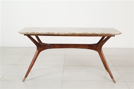 UN TAVOLINO, anni '50. Legno di faggio tinto all'anilina, ottone, marmo. Cm...