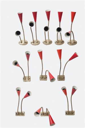 UNDICI LAMPADE A PARETE, anni '50. Ottone, alluminio laccato. Lunghezza cm 34.