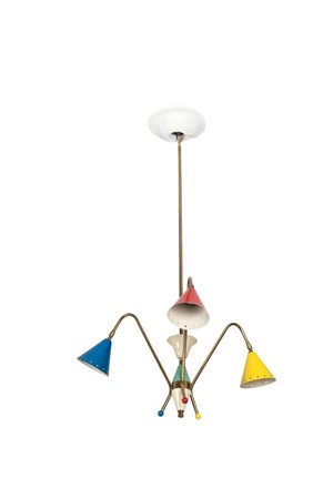 UN LAMPADARIO, anni '50. Ottone, alluminio laccato. Altezza cm 88, diametro...