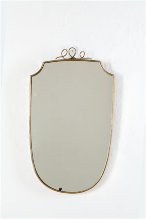 UNO SPECCHIO DA PARETE, anni '50. Ottone, cristallo argentato. Cm 66 x 40.