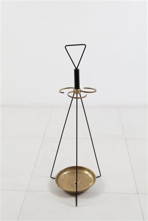 UN PORTAOMBRELLI, anni '50. Tondino di ferro piegato e verniciato, ottone....