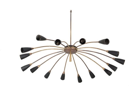 UN LAMPADARIO, anni '50. Ottone, alluminio laccato. Altezza cm 54, diametro...