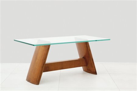 UN TAVOLINO, anni '40. Legno di ciliegio cristallo. Cm 45 (h) x 99 x 50.