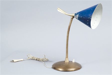 UNA LAMPADA DA TAVOLO, anni '50. Ottone, alluminio laccato. Altezza cm 34.