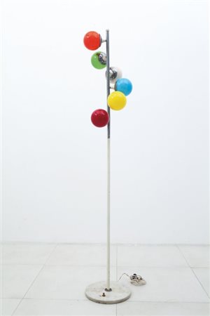 UNA LAMPADA DA TERRA, anni '50. Marmo, tubo di ferro verniciato, tubo di...